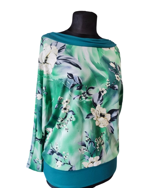 Zielona bluzka kimono z marszczonym dekoltem - wzór w kwiaty